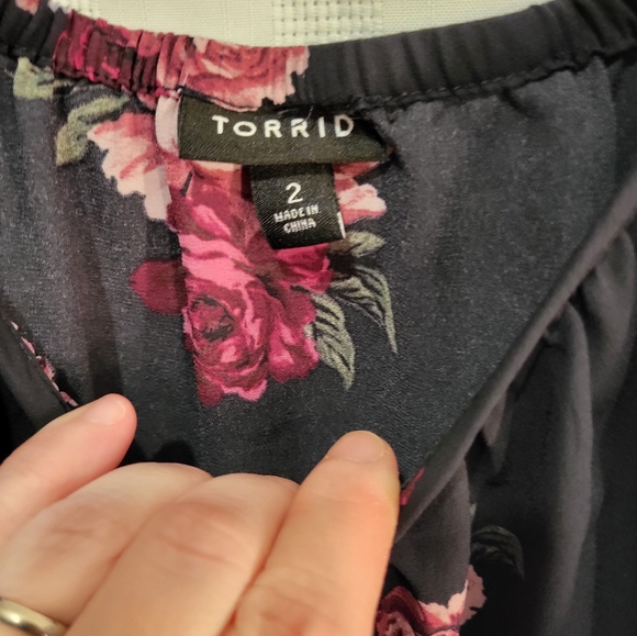 Torrid cold shoulder blouse - Picture 4 of 4
